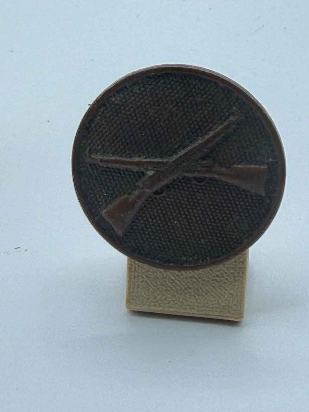 U.S. Army Infantry Collar Disk – Crossed Rifles Variant (Korean War–Early Cold War Era)