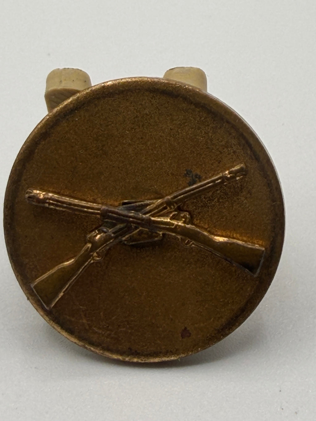U.S. Army Infantry Collar Disk – Crossed Rifles (WWII–Post‑War Era, Smooth Field Variant)