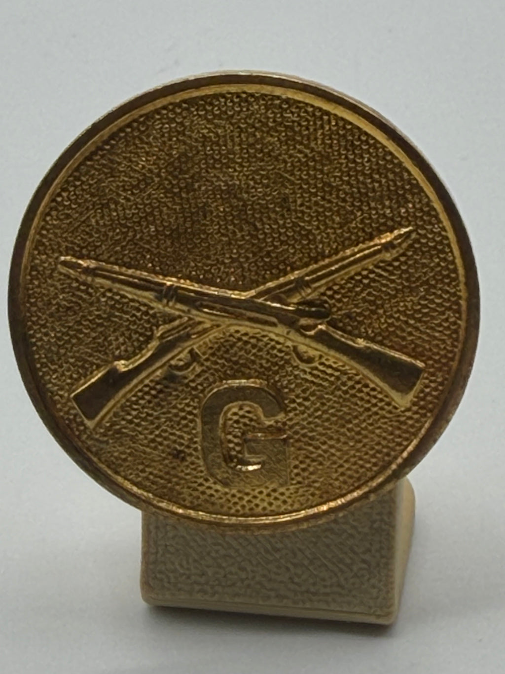 U.S. Army Infantry Collar Disk – Crossed Rifles with “G” Designation (WWII–Post‑War Era)