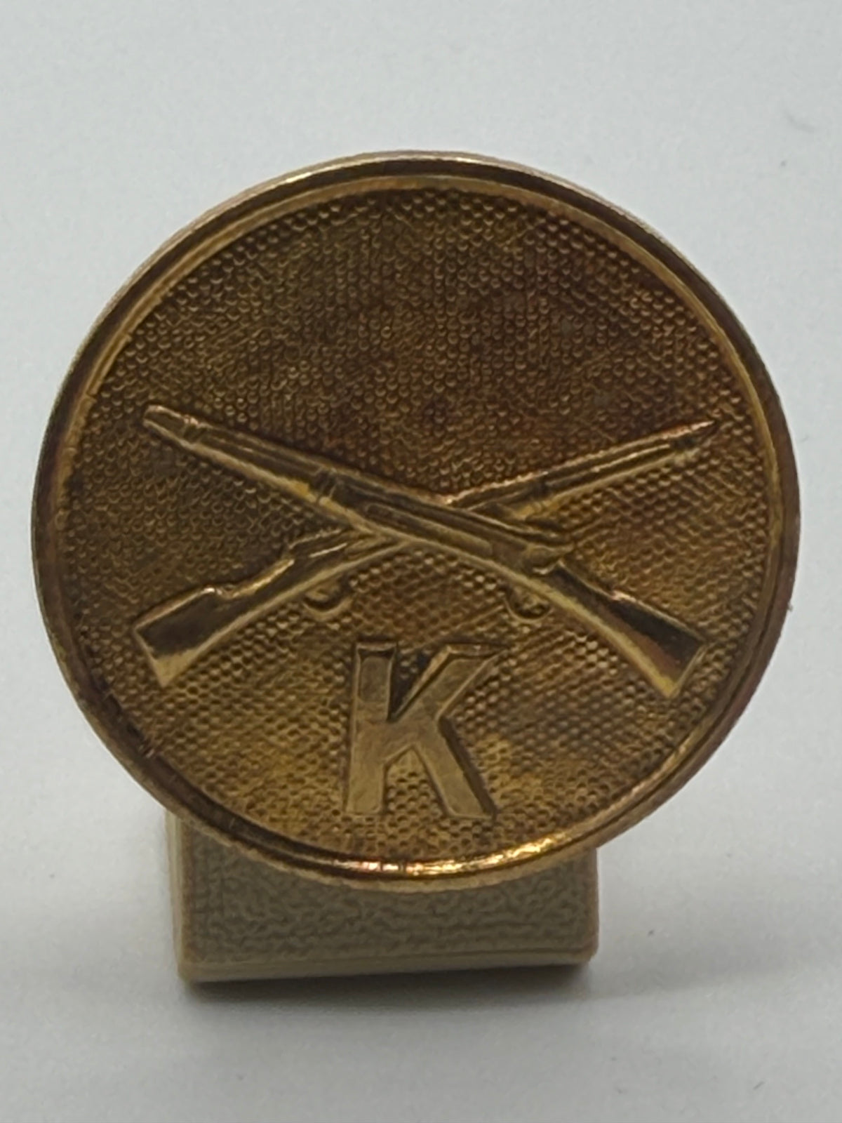 U.S. Army Infantry Collar Disk – Crossed Rifles with “K” Designation (WWII–Post‑War Era)