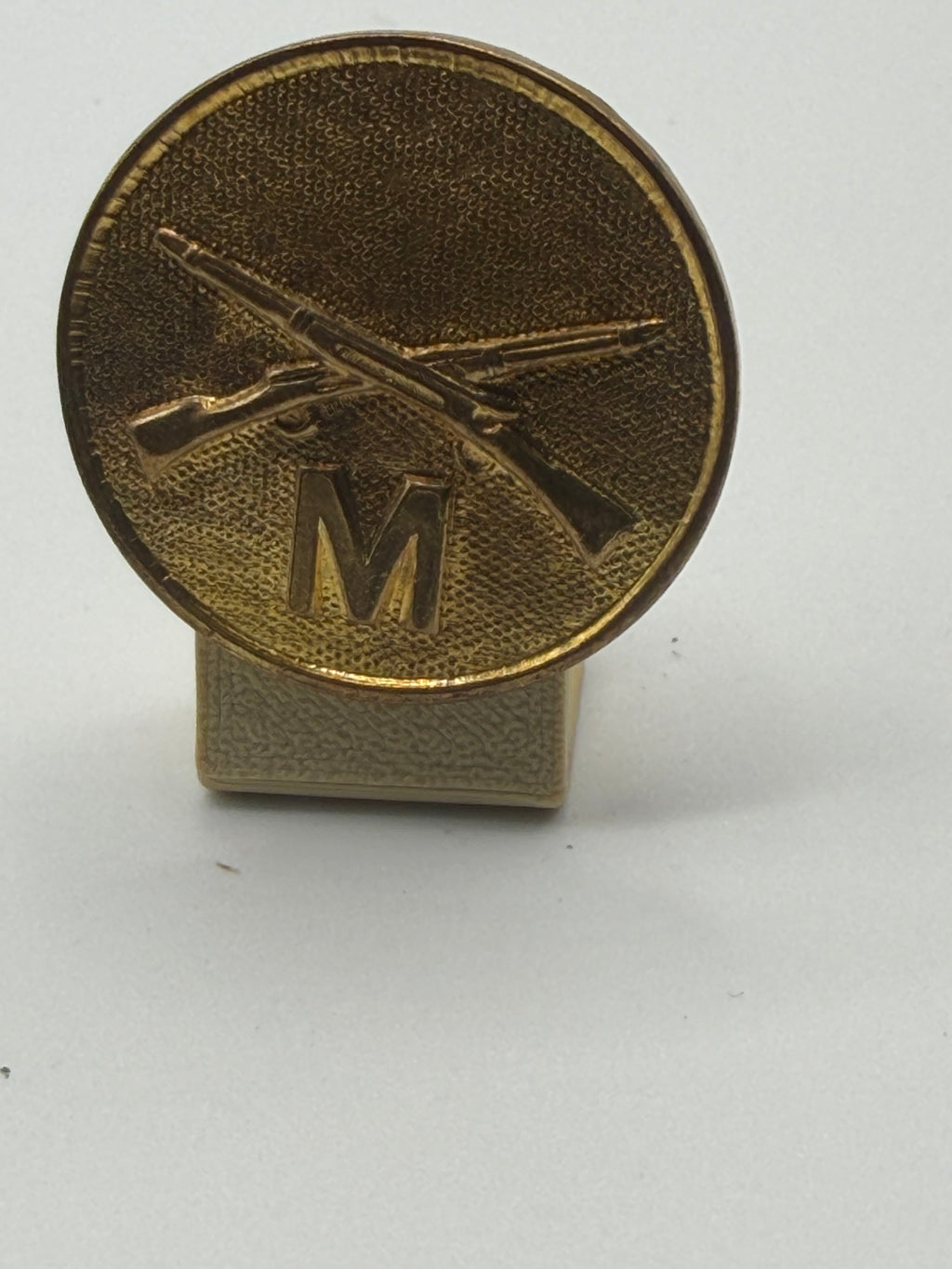 U.S. Army Infantry Collar Disk – Crossed Rifles with “M” Designation (WWII–Post‑War Era)
