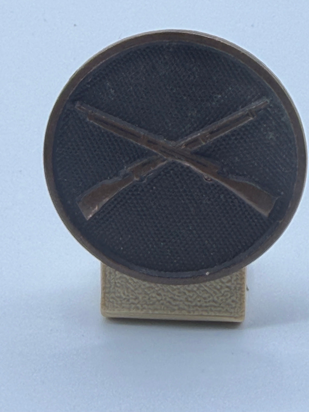 U.S. Army Infantry Collar Disk – Crossed Rifles (WWII–Korean War Era)