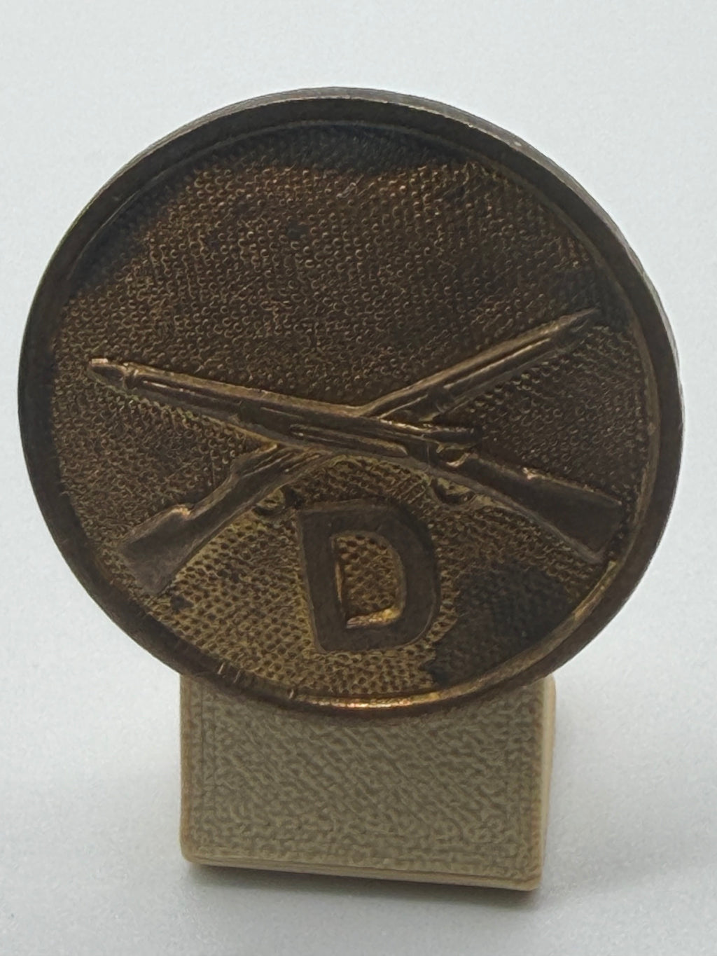U.S. Army Infantry Collar Disk – Crossed Rifles with “D” Designation (Post‑WWII Variant)