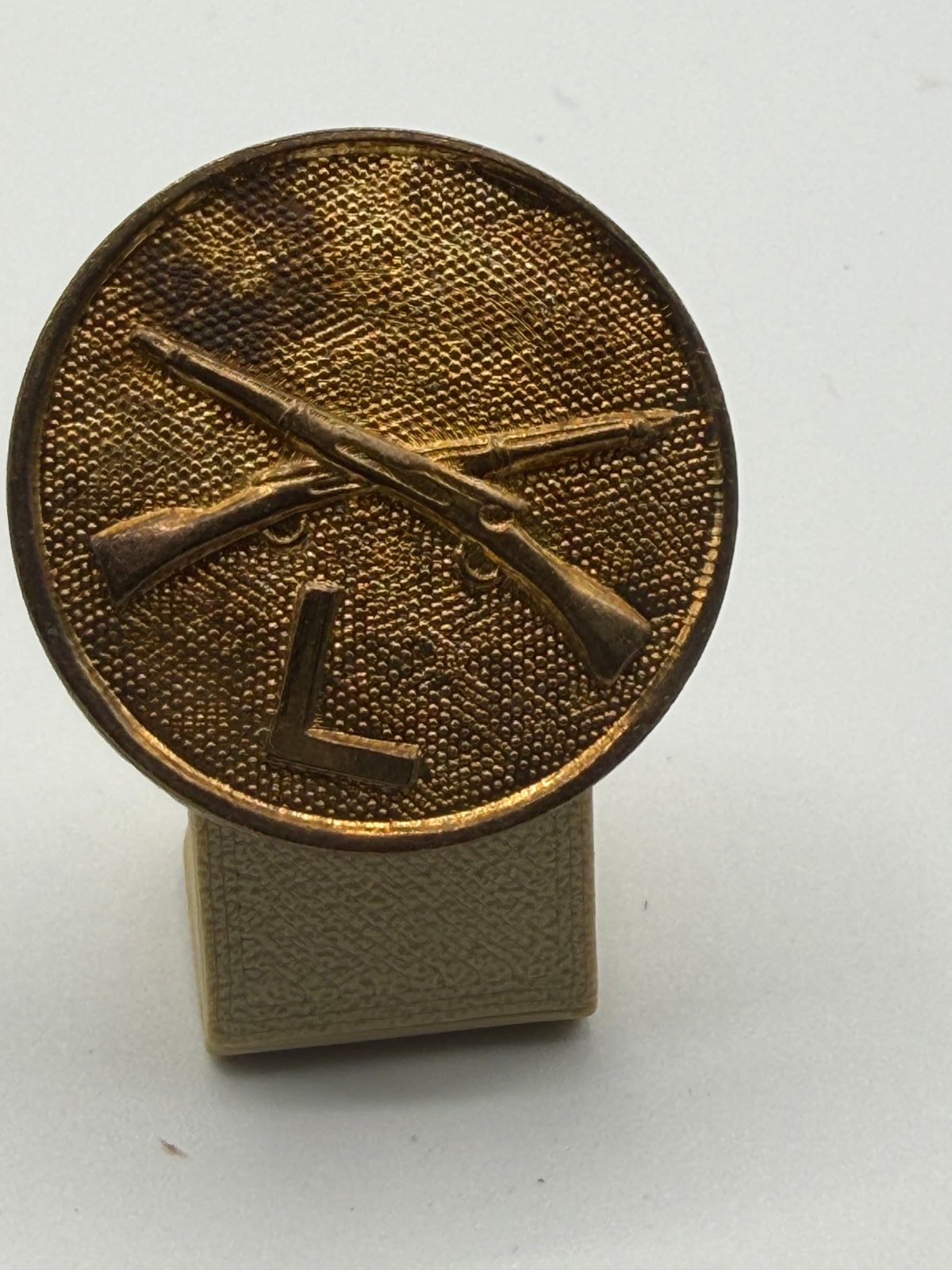 U.S. Army Infantry Collar Disk – Crossed Rifles with “L” Designation (WWII–Post‑War Era)