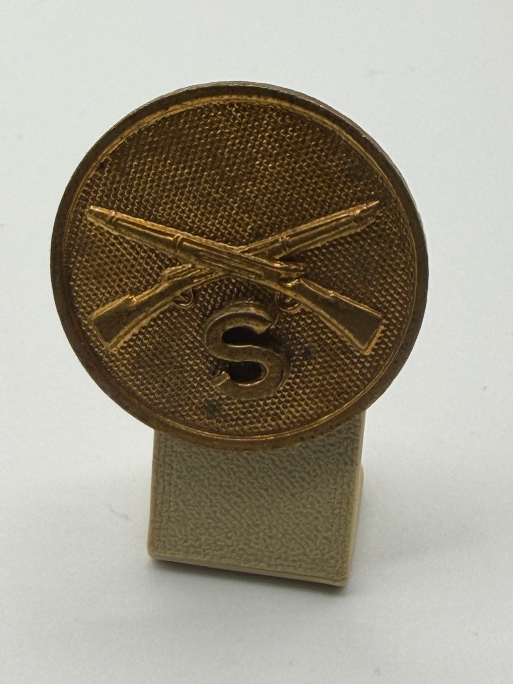 U.S. Army Infantry Collar Disk – Crossed Rifles with “S” Designation (WWII–Post‑War Era)