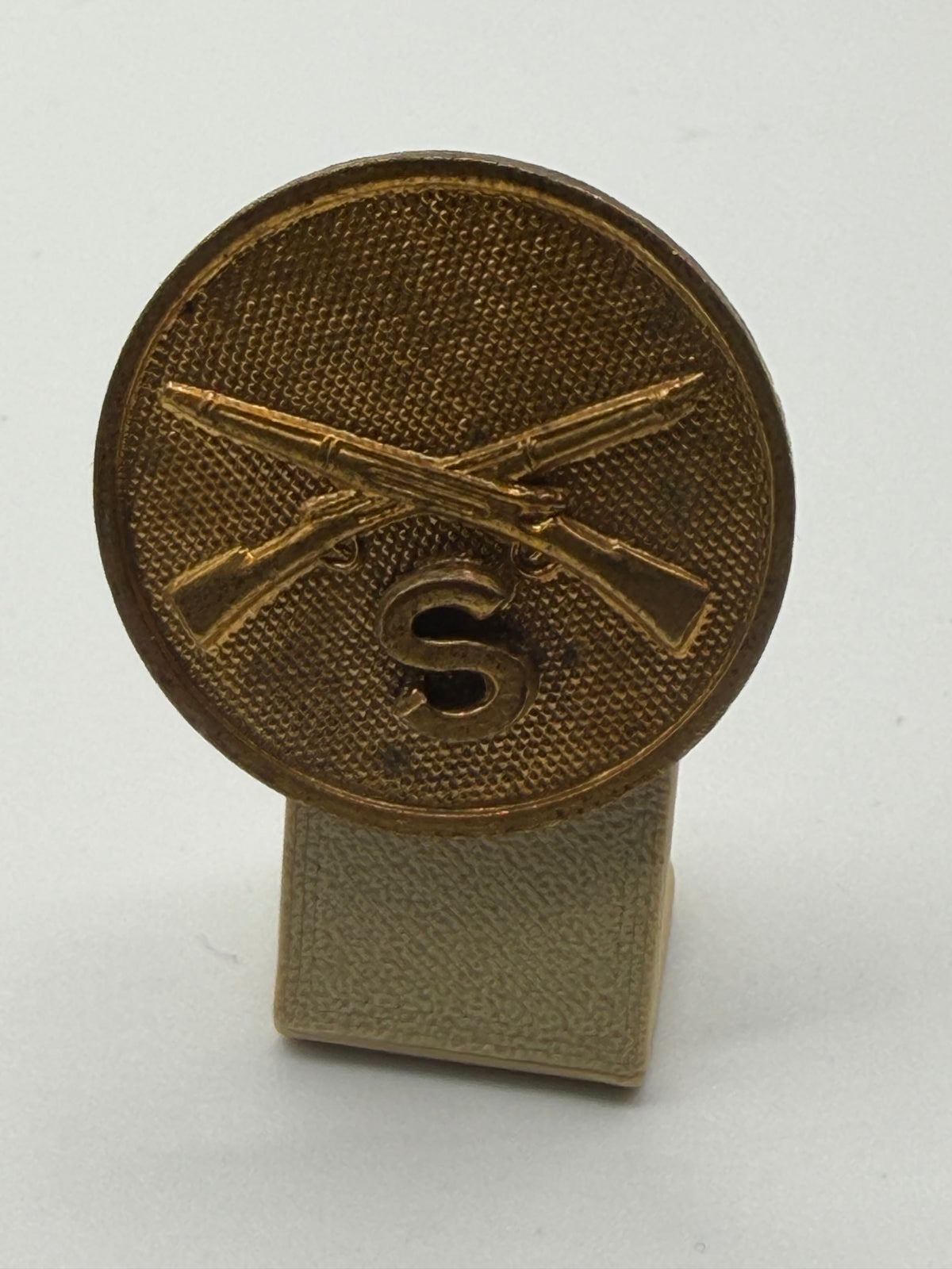 U.S. Army Infantry Collar Disk – Crossed Rifles with “S” Designation (WWII–Post‑War Era)